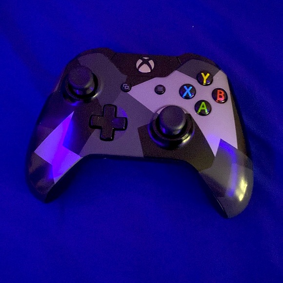 XBOX 1s 2021 with brand new controller and wires - Picture 2 of 4